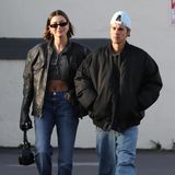 5. April 2023  Für ein Sushi Lunch in Los Angeles haben sich Hailey und Justin Bieber für einen Partnerlook entschieden. Auch wenn sich ihre Outfits minimal durch den Stil der beiden Jacken unterscheidet, merkt man schnell: In Sachen Styling sind die Biebers ein eingespieltes Team. Locker geschnittene Jeanshosen ergänzen ihre ähnlichen Looks.