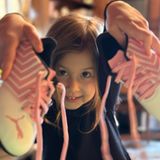 Neben Reiten hat Rani Rose ein neues Hobby für sich entdeckt – Fußball!  Stolz zeigt sie ihre neuen Schuhe in die Kamera. Damit wird die Tochter von Kate Hudson den Fußballplatz bestimmt im Nu erobern. 