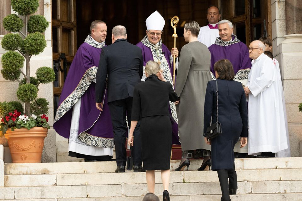 Fürst Albert, Fürstin Charlène, Prinzessin Caroline von Hannover und Prinzessin Stéphanie von Monaco treffen am 5. April 2023 in der Kathedrale ein.
