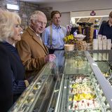 Eine Kugel Eis gefällig? Königin Camilla und König Charles kommen bei ihrem Rundgang mit einigen Standbesitzer:innen ins Gespräch. 