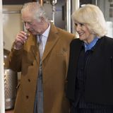Zum Abschluss genehmigt sich König Charles einen kleinen Schnaps. Cheers! 