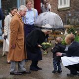 5. April 2023  König Charles und Königin Camilla besuchen am Mittwoch den "Talbot Yard Food Court" in Yorkersgate. Herzlich wird Camilla mit einem frühlingshaften Blumenstrauß begrüßt. Genau das Richtige, um dem grauen Regenwetter entgegenzuwirken. 