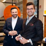 Silverio Laghi, Field Trainer bei Acqua di Parma und Blogger Justus Hansen freuen sich in München über die Vorstellung der limitierten Duft-Collaboration von Acqua di Parma und Samuel Ross. Im Kaufhaus "Ludwig Beck" wird zudem der größte Counter des Parfümhauses in Deutschland gefeiert.