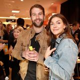 Model und Influencer André Hamann ist ebenfalls zu Gast auf der Party von Acqua di Parma und lässt sich von den Duft-News begeistern. Gemeinsam mit Friederike Dejan, stellvertretende Mode-Beauty-Leitung Gala digital, posierte er bei der Eröffnung der neuen Counter-Fläche.