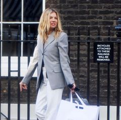 Ob Sienna Miller noch schnell das perfekte Outfit für den Oster-Brunch geshoppt hat? Die Schauspielerin zeigt sich auf den Straßen von London in weißer Jeans, weißem Shirt, grauem Blazer und XXL-Shoppingbag. Fündig wurde die Schauspielerin bei der Boutique von niemand geringerem als Victoria Beckham höchstpersönlich.