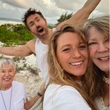 Was gibt es Schöneres als ein Strandtag mit der Familie? Blake Lively und Ryan Reynolds ist ihre Freude, dass sowohl Blakes Mama Elaine als auch Ryans Mutter Tammy die freie Zeit mit ihnen teilen können deutlich anzusehen.