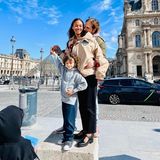 Diese Erinnerungen bleiben für immer! Zoe Saldana war gerade erst vor kurzem mit ihrer Familie in Paris. Bei strahlendem Sonnenschein gab es Sightseeing und Familienglück, hier vor der berühmten Glaspyramide im Louvre.