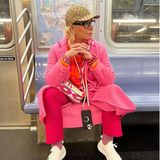 Bei diesem Outfit weiß man gar nicht, wo man zuerst hinschauen soll! Claudia Effenberg macht gerade New York unsicher und eine Sache steht fest: Modisch gibt sie in der Millionenmetropole Vollgas. Im knallpinken Neon-Look posiert sie in der New Yorker U-Bahn. "Bring Farbe in dein Leben", schreibt die Blondine zu dem Foto. Den Geschmack ihrer Fans hat sie dabei getroffen. "Du siehst toll aus! Und das Outfit mega!", ist nur eines der zahlreichen Komplimente für das Outfit.