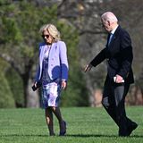 Dr. Jill Biden und der US Präsident Joe Biden kehren am Ostersonntag aus ihrem kleinen Oster-Get-Away zurück. Passend zur Frühlingszeit zeigt sich die First Lady in einem frischen Fliederton. Kleid, Blazer und Heels – alle enthalten verschiedene Lilatöne, die gut miteinander harmonieren. Ihre Pilotenbrille gibt dem eher klassischen Look eine moderne Note. 