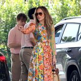 Nach dem Urlaub in den Hamptons genießen Jennifer Lopez und Ben Affleck ein Lunchdate im Beverly-Hills-Hotel. Die Sängerin hat sich frühlingshaft in Schale geworfen. Sie trägt ein Blümchenkleid von Zimmermann, die Kelly Wicker Bag von Hermès für über 65.000 Euro und Boots mit Blockabsatz von Coach. 