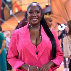 Motsi Mabuse lässt es modisch gerne krachen und zeigt sich bei Let's Dance gerne in knalligen Farben. Dazu darf es auch gerne noch ein bisschen glitzern, wie sie mit diesem coolen Hosenanzug beweist. Neben seiner Hinguckerfarbe sorgen kleine Strasssteine für einen absoluten Wow-Effekt, funkelnder Silberschmuck runden den Glam-Look ab.