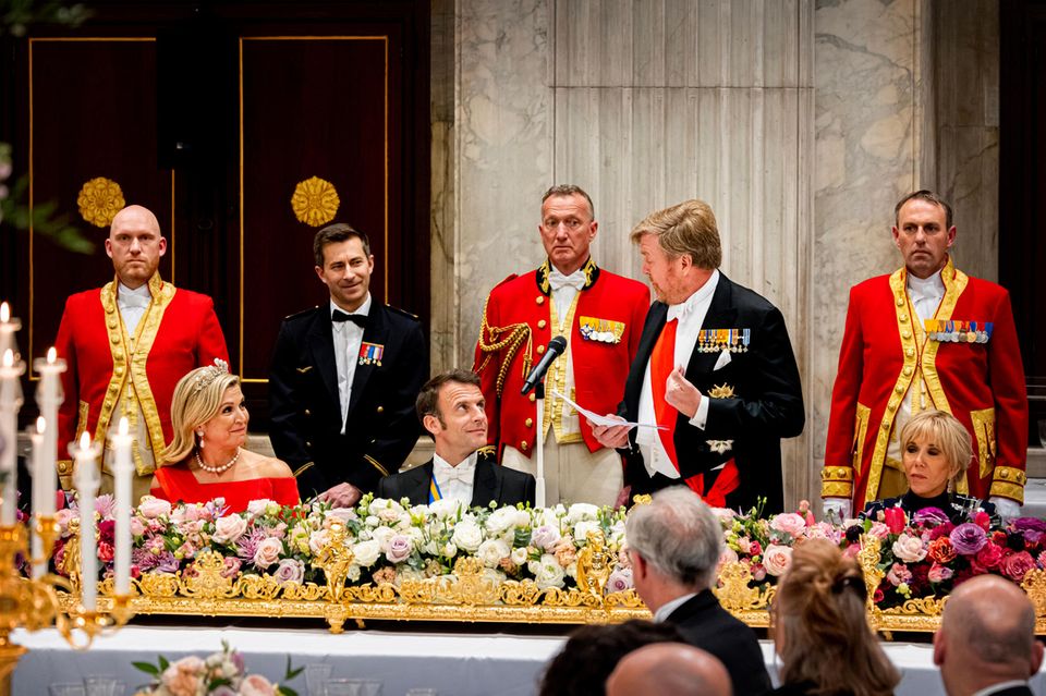 König Willem-Alexander hält eine Rede, in der er den französischen Präsidenten und seine Frau offiziell willkommen heißt.