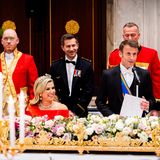 Auch Emmanuel Macron ergreift das Wort und scheint während seiner Ansprache den einen oder anderen Witz zu machen, Máxima und Willem-Alexander lachen herzlich.