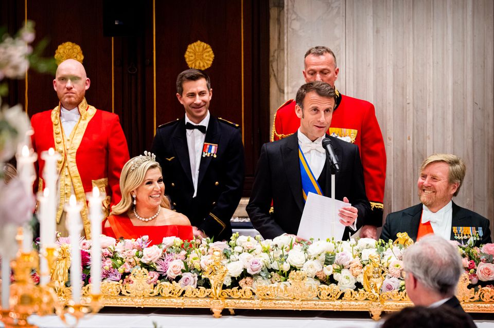 Auch Emmanuel Macron ergreift das Wort und scheint während seiner Ansprache den einen oder anderen Witz zu machen, Máxima und Willem-Alexander lachen herzlich. Auch Emmanuel Macron ergreift das Wort und scheint während seiner Ansprache den einen oder anderen Witz zu machen, Máxima und Willem-Alexander lachen herzlich.