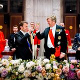 Emmanuel Macron und König Willem-Alexander stoßen beim Staatsbankett beschwingt auf ihr Zusammenkommen an.
