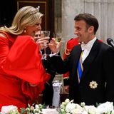 Prost! Die Stimmung wird immer ausgelassener: Königin Máxima und Emmanuel Macron scheinen sich äußerst gut zu verstehen.