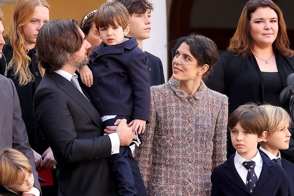 Dimitri Rassam und Charlotte Casiraghi mit ihren Kindern Balthazar (links) und Raphaël bei der Militärparade im Rahmen der Feierlichkeiten zum Nationalfeiertag 2022 am Fürstenpalast in Monte-Carlo, Monaco, am 19. November 2022.