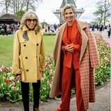 Auch am zweiten Tag ihres Besuches in den Niederlanden lässt Brigitte Macron den Frühling in ihren Outfits aufleben und begeistert mit kräftigen Farben. Gemeinsam mit Königin Maxima zeigt sich die französische Première Dame bei einem Rundgang durch den berühmten Keukenhof-Garten in Amsterdam. Passend zu den blühenden Tulpen im Hintergrund wählt Brigitte Macron einen gelben Mantel von Louis Vuitton und strahlt übers ganze Gesicht. Ihr stilvolles Ensemble in Gelb und Schwarz ergänzt sie mit einer modischen Sonnenbrille und schlichten schwarzen High Heels.