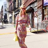 Während eines Spaziergangs ins New York City wurde Nicky Hilton Rothschild in einem sommerlichen Look abgelichtet. Das gemusterte Kleid von Chufy ergänzt sie mit einer Birkin Bag in einem sommerlichen Gelb. 