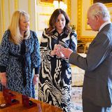 Beeindruckt schaut sich König Charles zusammen mit Anne Jessopp, CEO der Royal Mint, und Rebecca Morgan, Direktorin der Royal Mint, die Münze an. 