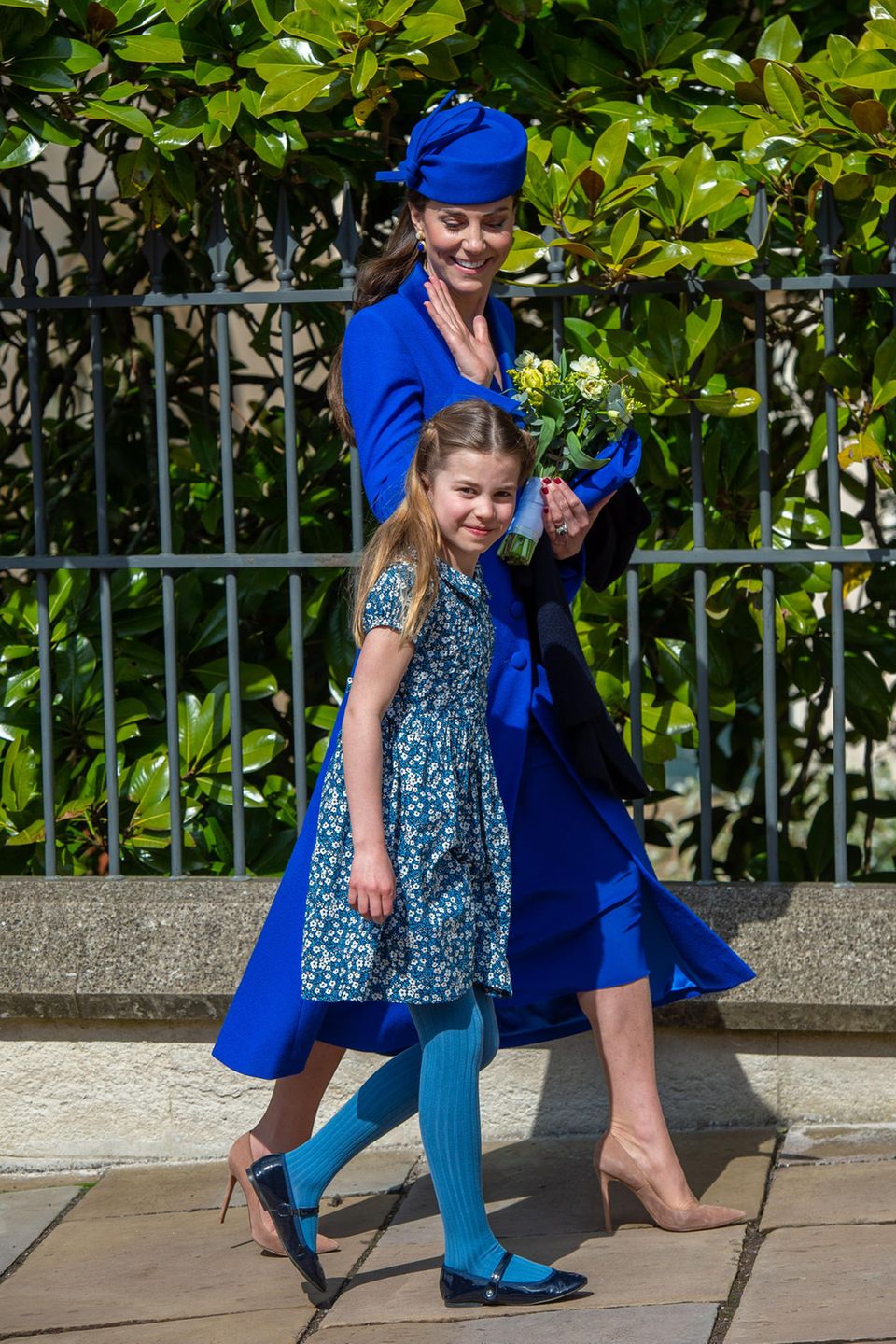 Prinzessin Charlotte und ihre Mutter Catherine, Princess of Wales, läuten mit ihren Outfits den Frühling ein. In einem hübschen Blümchenkleid mit passender blauer Strumpfhose stiehlt Charlotte ihrer Mama die Show, die sich für ein königsblaues Osteroutfit entschieden hat. Bei Charlottes Kleid handelt es sich um ein Modell der britischen Bekleidungsmarke "Rachel Riley UK" für rund 60 Euro.