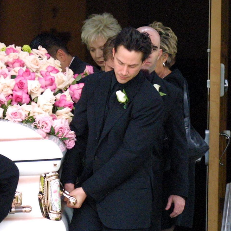 Keanu Reeves trug den Sarg seiner ums Leben gekommenen Partnerin Jennifer Syme (†28) am 7. April 2001 in Los Angeles.