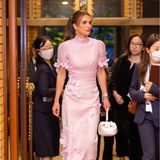 Königin Rania wählt für ihren offiziellen Besuch in Japan einen frühlingshaften Look bestehend aus einem Zweiteiler von Zimmermann und einer Tasche, die uns sehr bekannt vorkommt. Es handelt sich hierbei um die "Demi"-Bag von Gabriela Hearst – und die ist vor allem bei Royals und Stars ein beliebter Begleiter zu Terminen und Red-Carpet-Auftritten. 