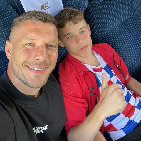 Zum 15. Geburtstag seines Sohnes Louis veröffentlicht Lukas Podolski eine Selfie, das nicht nur beweist, wie ähnlich sich Vater und Sohn sehen, sondern auch, wie stolz Lukas auf seinen Sprössling ist. Der Profi-Fußballer schreibt zu dem Bild: "Herzlichen Glückwunsch Sohn. Ich bin immer sehr stolz auf dich und du weißt, wie sehr wir dich Zuhause lieben. Lass' uns zusammen weitere wunderschöne Momente teilen."