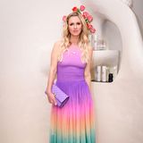 Nicky Hilton erscheint zum Dinner der Kosmetikmarke "U Beauty" in einem Midi-Kleid aus Tüll-Rock und einem gesmokten Oberteil. Aber nicht nur der Material-Mix macht das Kleid zum Hingucker, auch der Farbverlauf in Regenbogenfarben sorgt für einen Wow-Effekt. 
