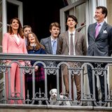 Sondern auch sein Bruder Prinz Joachim zeigt sich mit seiner Familie in schönster Geburtstagslaune im Schloss. Dabei gab es doch zuletzt wegen der Titeländerung ihrer vier Kinder zum Jahresanfang einigen Unmut.
