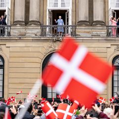 16. April 2023  Das ist sie! Königin Margrethe tritt anlässlich ihres 83. Geburtstages auf den Balkon des Schlosses in Kopenhagen und wird von ihren Dänen gefeiert. Und die Bilder sind eine tolle Überraschung.