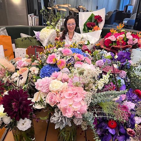 Oscargewinnerin Michelle Yeoh schwimmt auch Wochen nach der Preisverleihung noch in einem Meer aus bunten Blumen und luxuriösen Geschenken. Für diese Fülle an lieben Glückwünschen bedankt sie sich mit diesem farbenfrohen Bild.