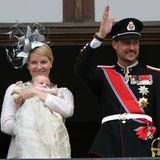 Nach der Taufe von Ingrid Alexandra zeigen sich Prinzessin Mette-Marit und Prinz Haakon mit ihrer kleinen Prinzessin auf dem Balkon. 