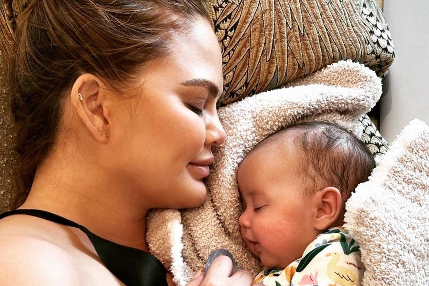 Chrissy Teigen mit ihrem Baby Esti
