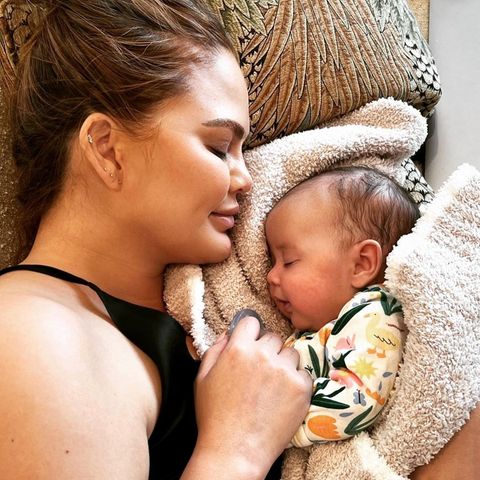 Chrissy Teigen mit ihrem Baby Esti
