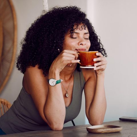 Zufriedene Frau mit Kaffee: 4 simple Regeln, die Sie erfolgreicher und glücklicher machen