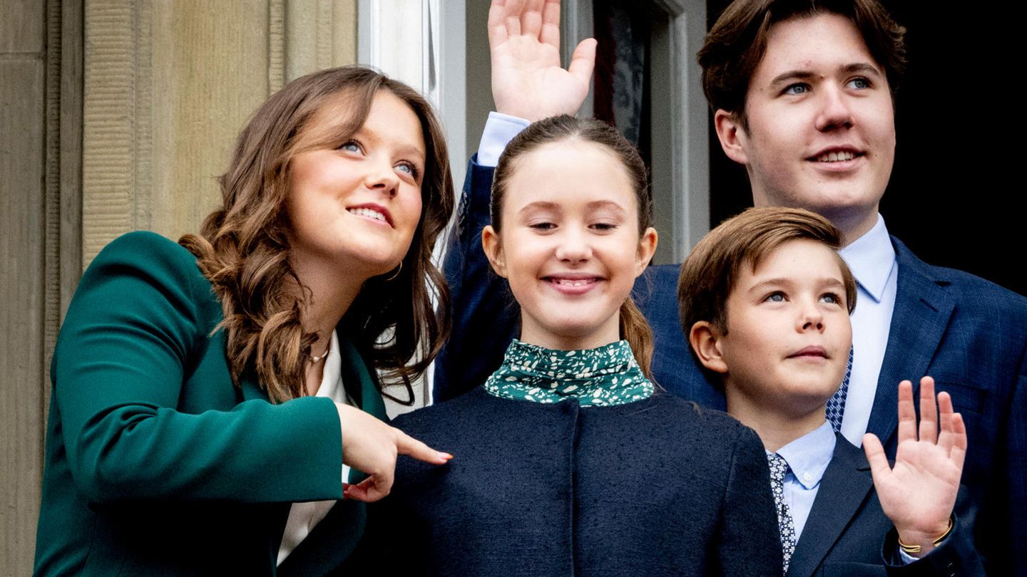 Prinzessin-Josephine-Prinzessin-Josephine-bedient-sich-am-Schrank-ihrer-Schwester
