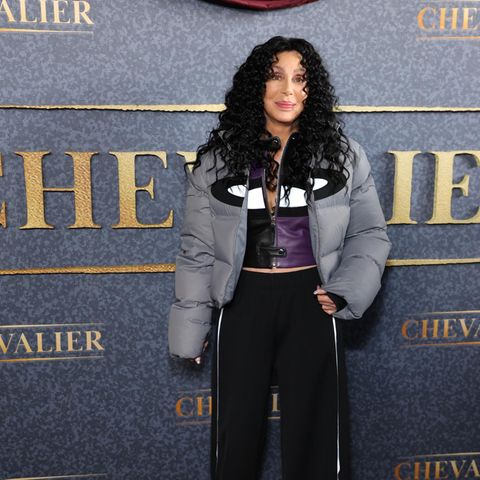 Nanu, wer zeigt sich denn so cool auf dem roten Teppich? In einer grauen Cropped-Puffer-Jacket beweist Cher, dass auch winterlichen Jacken Red Carpet tauglich sind. Die Sängerin kombiniert zu dem ungewöhnlichen Look eine Lederjacke von der gleichen Brand und eine schwarze Marlene Hose. 