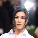 Rund zehn Jahre später setzt Kourtney Kardashian bei der Met Gala im Mai 2022 auf ein schlichtes, aber nicht unbedingt weniger aufwendiges Make-up. Ihre Lippen schminkt die heute 44-Jährige mit einem Verlauf (dunkler Lipliner, heller Lippenstift), ihre Wimpern wurden mit Fake-Lashes aufgefüllt, der Lidschatten ist ebenfalls mit einem Hell-Dunkel-Verlauf geschminkt.