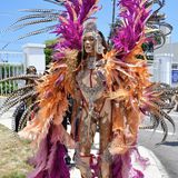 Beim 'Yard Mas' und 'Xodus Carnival' in Jamaika stiehlt Winnie Harlow allen die Show. Das Model trägt ein extravagantes Feder-Outfit mit einem Strass-Bikini und aufwändigem Kopfschmuck. Zu dem freizügigen Karnevals-Look kombiniert das Model farb-bespritzte Sneaker, um stundenlang tanzen zu können.