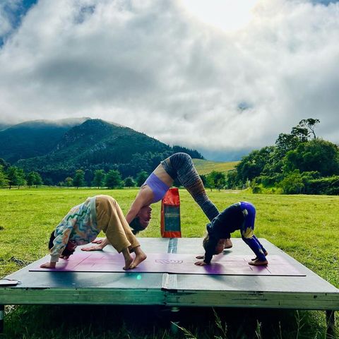 Yoga: Wolke Hegenbarth mit Kindern