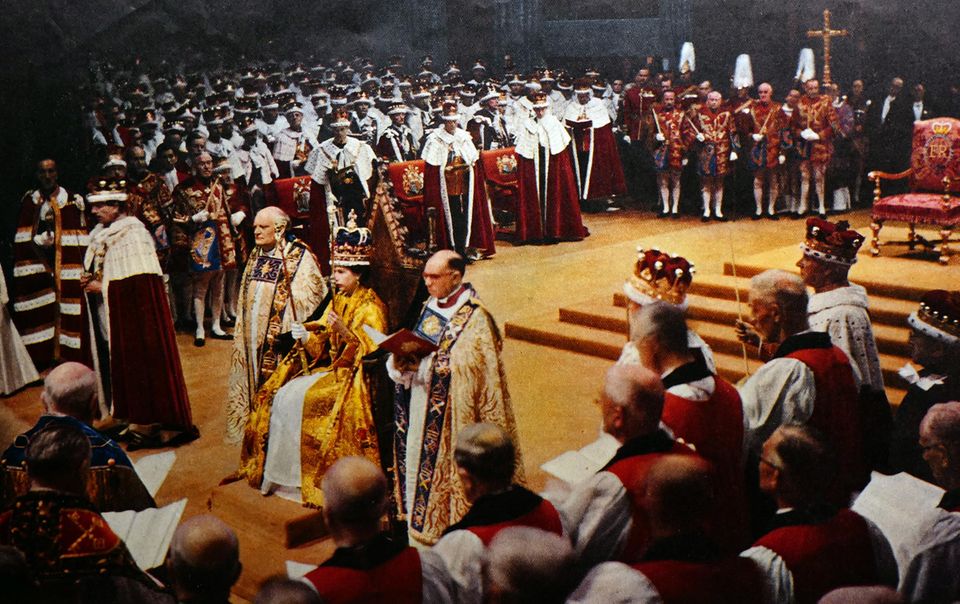 Bei der Krönung von Queen Elizabeth 1953 trugen die Mitglieder des House of Lords noch klassische Gewänder aus aus purpurrotem Samt mit weißem Hermelinkragen.