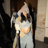 Was auf den ersten Blick wie eine Zipfelmütze auf Rihannas Kopf aussieht, ist beim genaueren Hinsehen ein Mantel im Patchwork-Stil aus der "Fendi x Karl Lagerfeld"-Kollektion. Dazu kombiniert die Sängerin eine Cargo-Hose in Grau sowie ein meliertes Crop-Top. Der eigentliche Hingucker ist allerdings Rihannas Babykugel, die sie mit diesem Look perfekt inszeniert hat. 