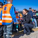 Am Ende ihrer Tour wird Prinzessin Victoria von einer Gruppe von Kindern in Empfang genommen. Die schwedische Royal scheint sich vor allem über die selbstgemalten Bilder zu freuen, die ihr hier überreicht werden. 