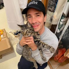 "Ich bin offiziell ein CAT GUY!", schreibt Justin Long unter ein entzückendes Foto von seiner Samtpfote. Der Schauspieler ist so vernarrt in das schnurrende Fellknäuel, dass er seinen Fans auf Instagram droht, ab jetzt nur noch Katzenfotos zu posten. Wir haben nichts dagegen.