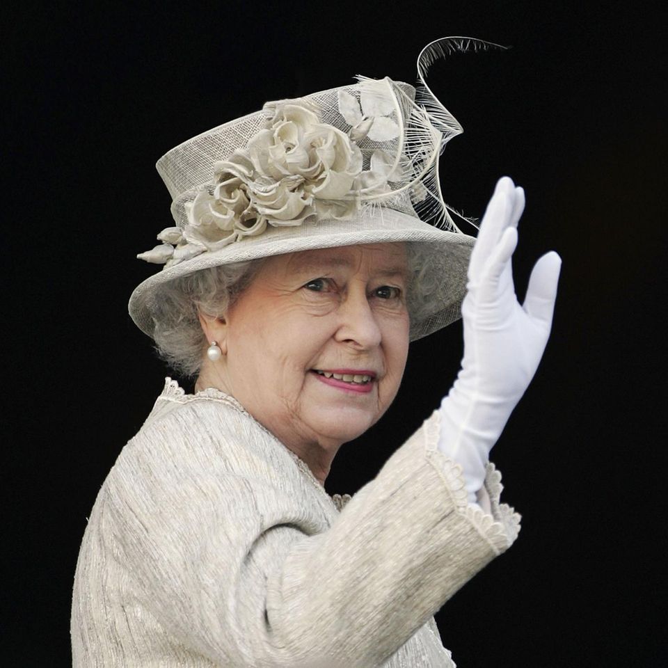 Queen Elizabeth (†)