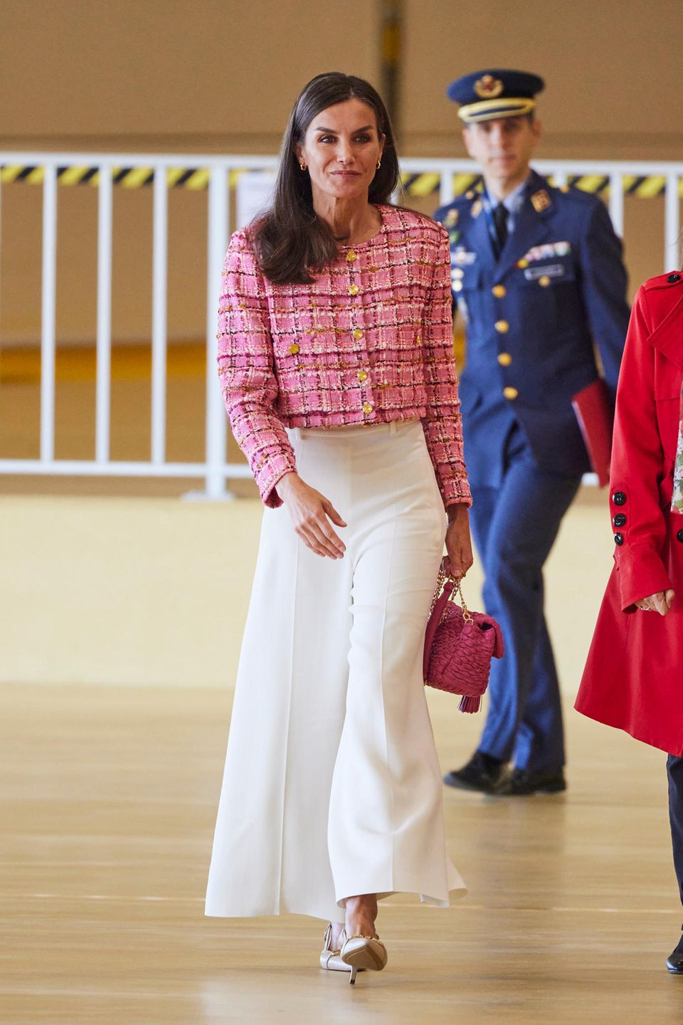 Königin Letizia überzeugt mit frischen Farben und strahlt mit ihrer weißen Hosen um die Wette.