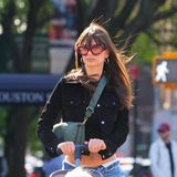 Auch Emily Ratajkowski ist auf den Statement-Sonnenbrillen-Trend aufgesprungen. Das Model zeigt sich auf den Straßen New Yorks mit lässiger XL-Sonnenbrille – ebenfalls mit getönten Gläsern.