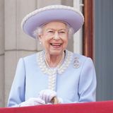 2. Juni 2022  Ein bedeutender Moment für die Queen: Auf dem Balkon des Buckingham Palastes schaut sich die britische Monarchin die Parade anlässlich ihres 70. Thronjubiläums an. 
