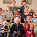 21. April 2023  Mit den Worten "Heute wäre der 97. Geburtstag Ihrer verstorbenen Majestät Königin Elizabeth gewesen. Dieses Foto – das sie mit einigen ihrer Enkel und Urenkel zeigt – wurde letzten Sommer in Balmoral aufgenommen", kommentiert Catherine, Princess of Wales, das bisher ungesehene Foto der Queen im Kreis ihrer Liebsten auf Instagram. Die Follower:innen der Royals sind begeistert und senden Kate für die gelungene Momentaufnahme zahlreiche virtuelle Herzen zu. 